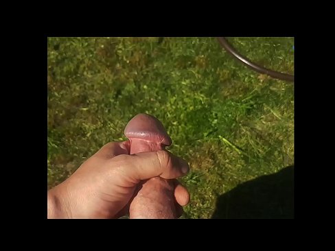 ❤️ Keçika germ di bexçeyek havînê de pisîka xwe ya pembe diqelişe û bi şuştinê dixe. Vîdyoyê qijk  li ku.eggporncomics.ru ️❤